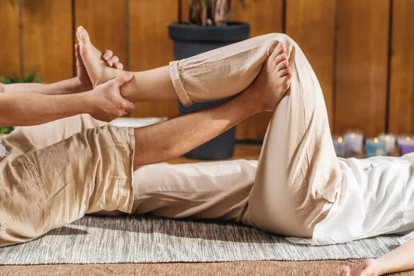 Lazy Yoga Massage Thaïlandais Bas Corps Hanches Jambes Étirement Passif — Photo