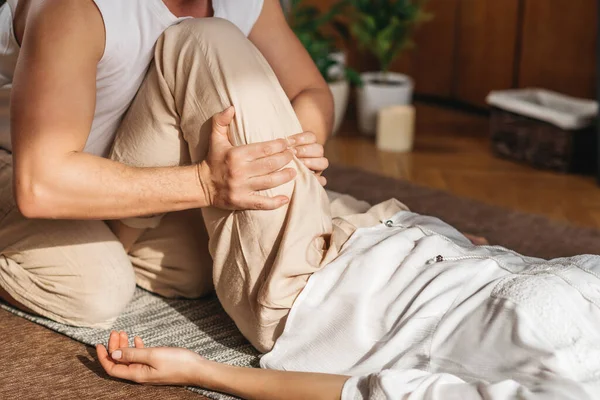泰国指压腿按摩 男治疗师在一个整体中心对女病人进行泰式手压 — 图库照片