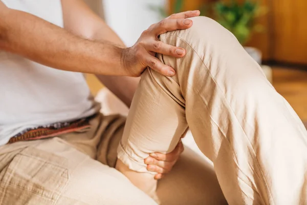 Massagem Tradicional Tailandesa Nas Pernas Masseur Realizando Relaxante Técnica Alongamento — Fotografia de Stock