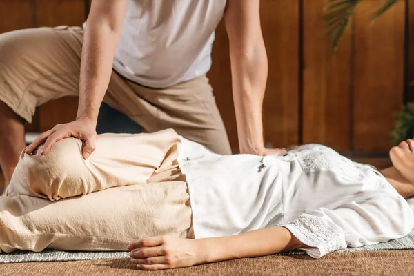 Thailändsk Massageteknik Assisterad Ryggradsvridning Liggande Ställning — Stockfoto