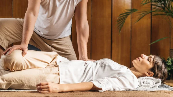 Técnica Massagem Tailandesa Torção Coluna Vertebral Assistida Posição Mentira — Fotografia de Stock