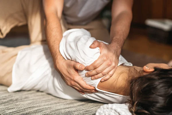 Massagem Tailandesa Tradicional Tratamento Ombro Congelado Técnica Alongamento Passivo Relaxante — Fotografia de Stock