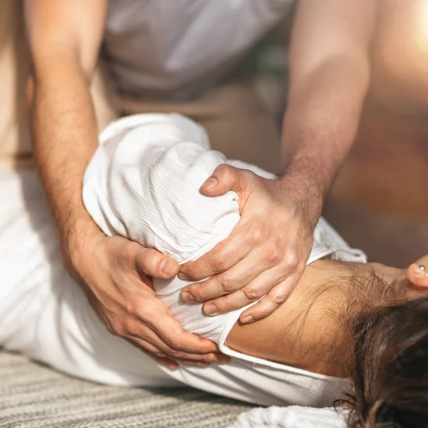 传统的泰式按摩 冷冻肩部疗法 放松被动拉伸技术 一位女性患者肩部冻僵 — 图库照片