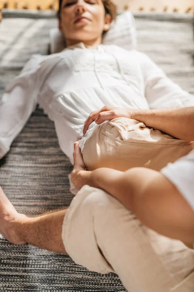 Masaje Tailandés Espalda Baja Mujer Relajada Posición Tumbada Disfrutando Spinal — Foto de Stock