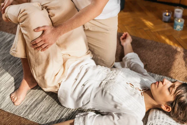 Tradizionale Thai Yoga Passive Stretching Tecnica Rilassante Giovane Donna Che — Foto Stock