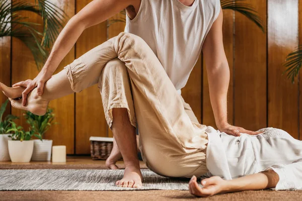 Tradicional Thai Yoga Passive Stretching Relaxing Técnica Mulher Jovem Desfrutando — Fotografia de Stock