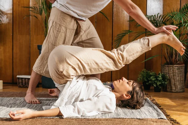 Massagem Tailandesa Médico Usa Thai Passive Stretching Pernas Técnica Paciente — Fotografia de Stock