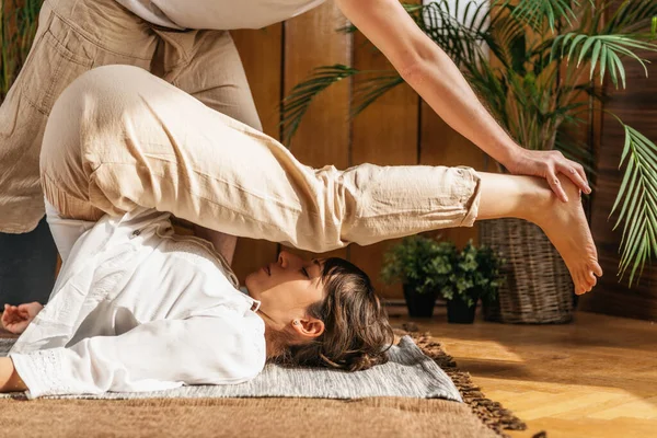 Thai Yoga Massage Course Professor Massagem Tailandesa Demonstrando Técnica Alongamento — Fotografia de Stock