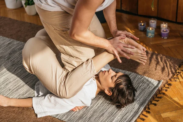 Praticante Massagem Tailandesa Usa Pose Borboleta Para Esticar Isquiotibiais Paciente — Fotografia de Stock