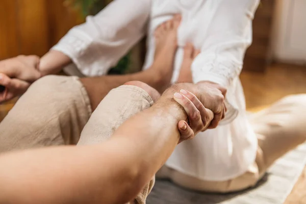 Thai Yoga Massaggio Terapeutico Tradizionale Giovane Donna Che Riceve Massaggio — Foto Stock