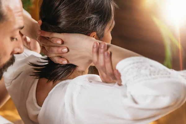 Thai Yoga Massagem Esticar Corpo Superior Centro Bem Estar Conceito — Fotografia de Stock