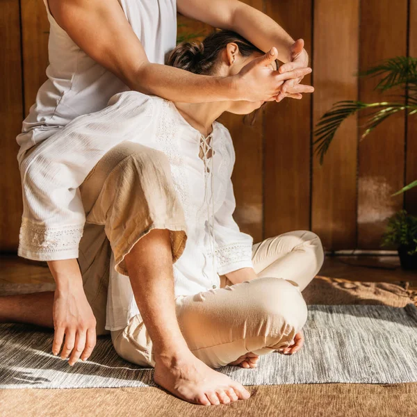Thai Trattamento Massaggio Passivo Del Collo Stretching Bella Donna Seduta — Foto Stock