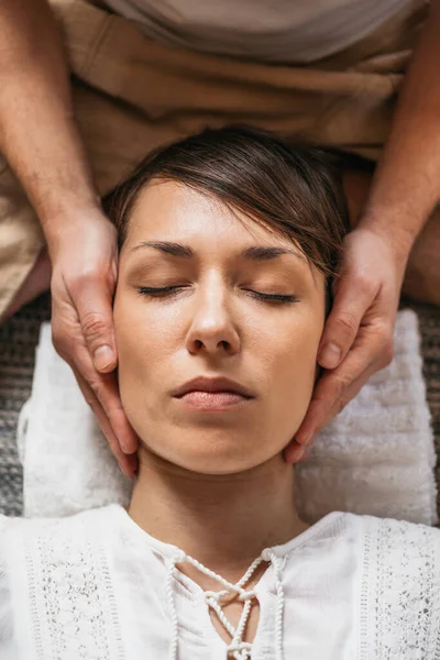 Massagem Facial Tailandesa Terapeuta Massagem Tailandesa Mãos Dadas Orelhas Paciente — Fotografia de Stock