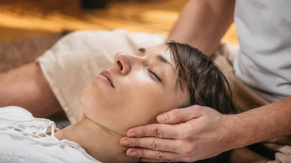 Massagem Facial Tailandesa Terapeuta Massagem Tailandesa Mãos Dadas Orelhas Paciente — Fotografia de Stock