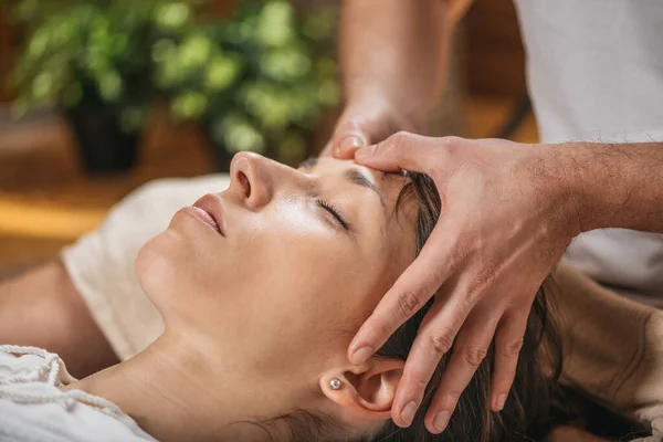 Thajská Masáž Omlazování Obličeje Wellness Lázeňském Centru — Stock fotografie