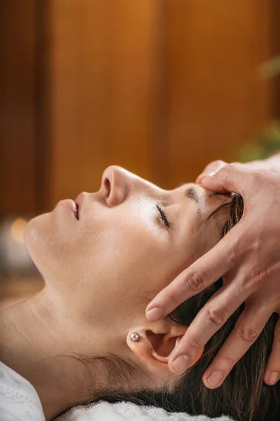 Trattamento Massaggio Ringiovanimento Facciale Tailandese Presso Centro Benessere Spa — Foto Stock