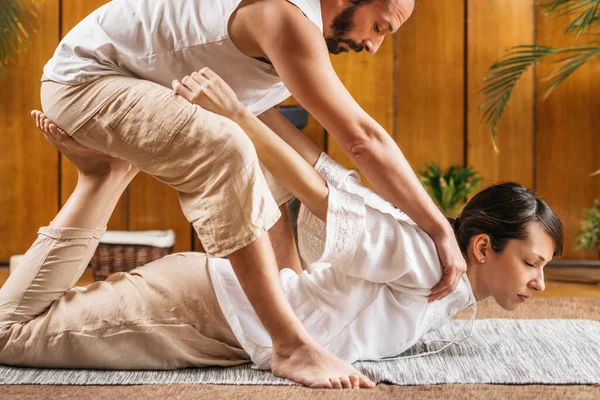 Thai Yoga Massagem Alongamento Paciente Feminino Posição Cobra — Fotografia de Stock