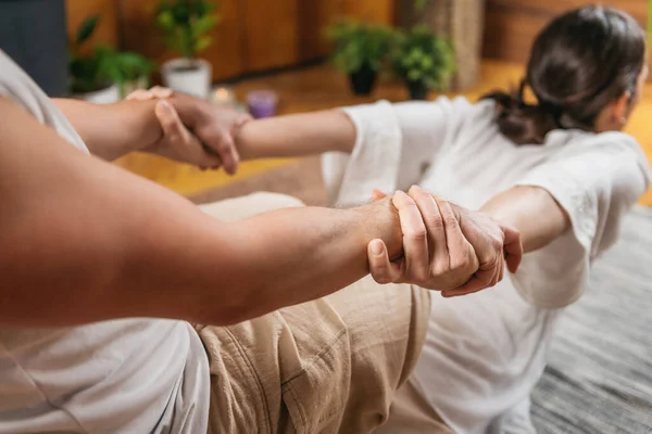 Thai Yoga Massagem Alongamento Paciente Feminino Posição Cobra — Fotografia de Stock