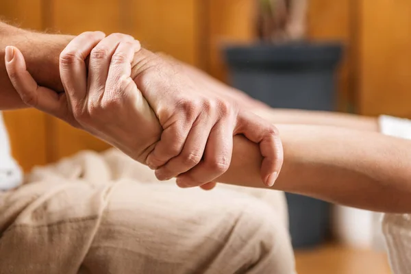 タイヨガマッサージ 男性と女性の手を握るの閉じる — ストック写真