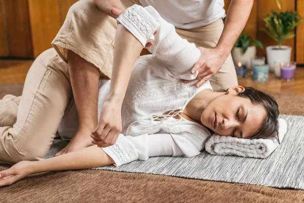 Massagem Tailandesa Técnicas Alongamento Passivo Para Problemas Com Ombro Congelado — Fotografia de Stock