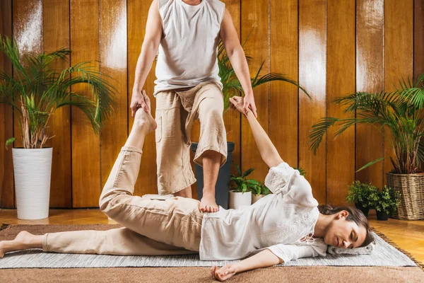 Massagem Ioga Tailandesa Metade Passiva Gafanhotos Alongamentos Quadríceps Músculos Psoas — Fotografia de Stock