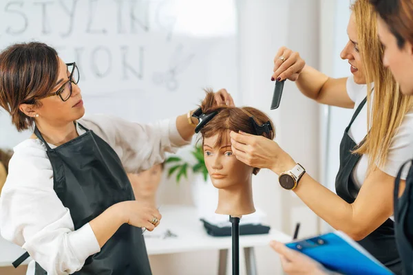 Fryzjerstwo Trening Manekinem Head Centrum Edukacyjnym Profesjonalna Kobieta Fryzjer Nauczania — Zdjęcie stockowe