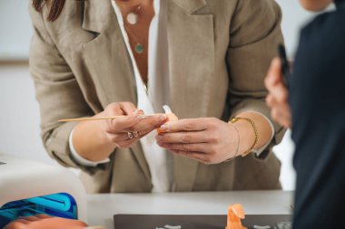 Kozmetoloji eğitimi - manikürcüler ve kozmetologlar için bir program. Manken el mankeni üzerinde manikür yapmak için manikür teknisyenliği yapan bir güzellik uzmanı.