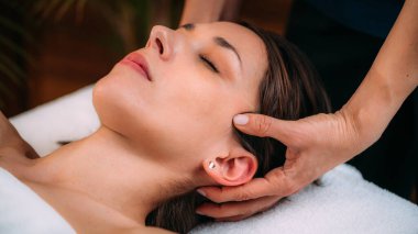 Kafatası osteopati masajı. Terapist kadın kafasına masaj yapıyor.. 