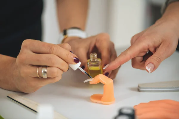 Curso Manicura Uña Técnica Formación Esteticista Aplicando Aceite Cutícula Uñas —  Fotos de Stock