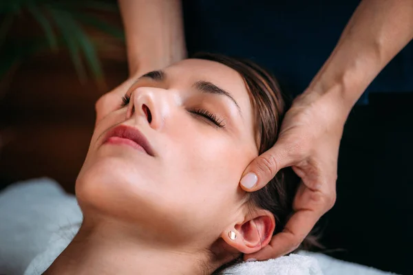 Craniosacrale Therapie Cst Massage Van Vrouwenhoofd — Stockfoto