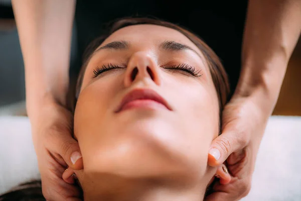 Craniale Osteopathie Massage Therapeut Masseren Vrouwen Hoofd — Stockfoto