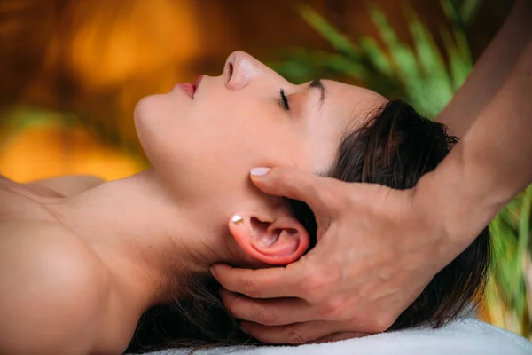Craniosacrale Therapie Massage Cst Therapeut Massaging Womans Hoofd — Stockfoto