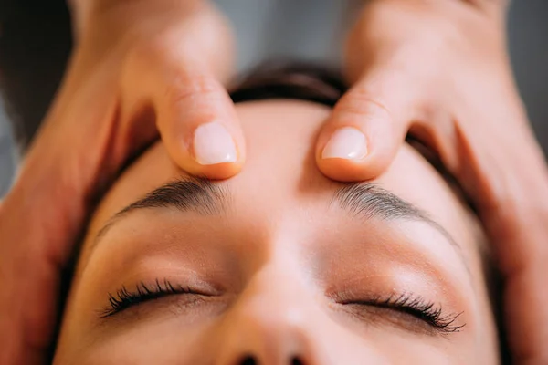 Massaggio Terapia Craniosacrale Cst Terapeuta Massaggio Della Testa Delle Donne — Foto Stock