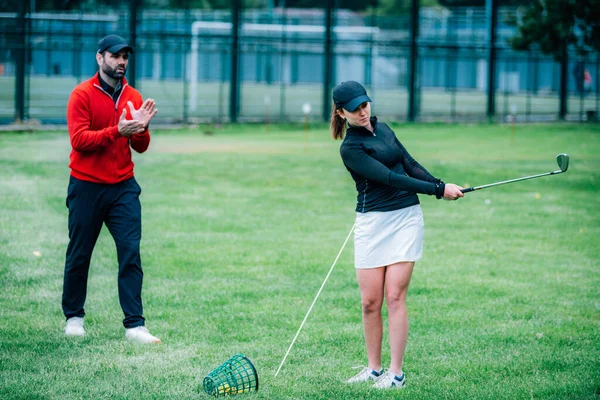 Golfový Instruktor Pracující Mladou Ženou Zlepšení Švihu — Stock fotografie