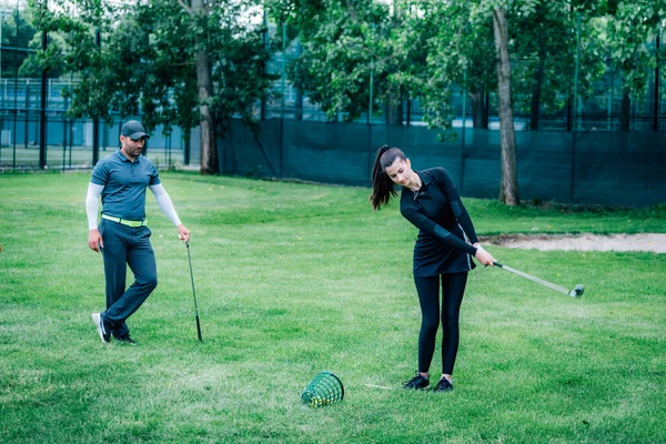 Individuele Golfles Jonge Vrouw Met Een Golfles Bij Een Golfinstructeur — Stockfoto