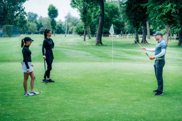 Aprender Golfe Instrutor Golfe Com Mulheres Jovens Campo Golfe — Fotografia de Stock
