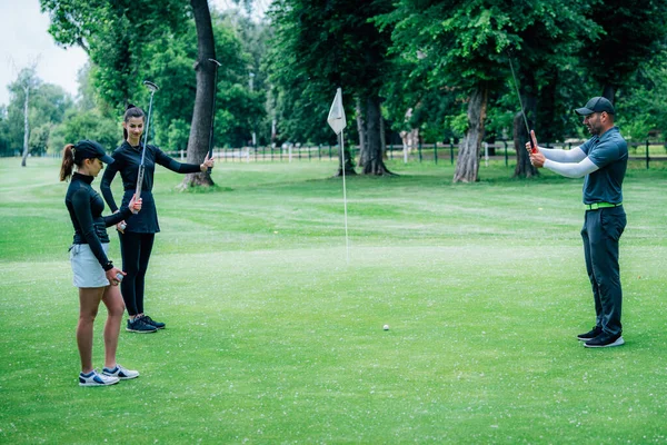 Golfozni Golf Oktató Fiatal Nőkkel Golfpályán — Stock Fotó