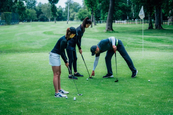 Golfozás Két Fiatal Hölgy Gyakorolja Hogy — Stock Fotó