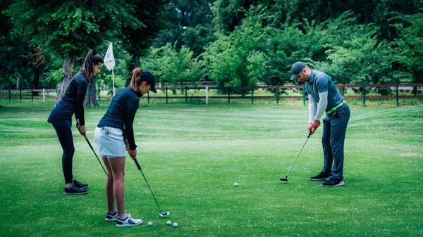 Poner Golf Dos Señoritas Practicando Putting —  Fotos de Stock