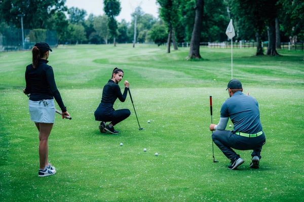 Golfspel Två Unga Damer Övar Sätta — Stockfoto