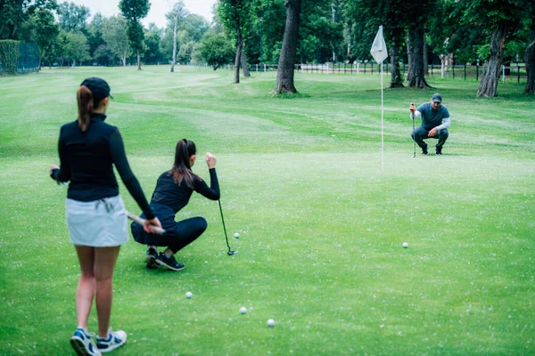 Poner Golf Dos Señoritas Practicando Putting —  Fotos de Stock