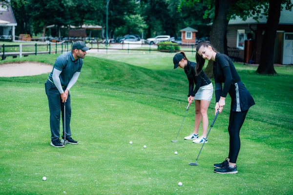 Golfozás Két Fiatal Hölgy Gyakorolja Hogy — Stock Fotó