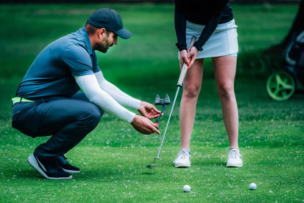 Golf Dvě Mladé Dámy Cvičí — Stock fotografie