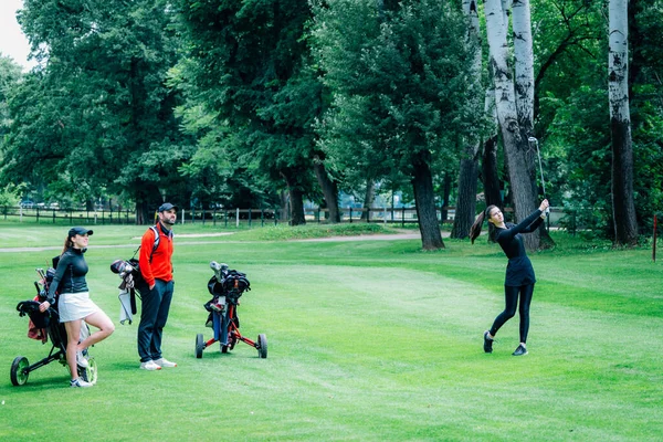 Golf Edzés Két Fiatal Hölgy Golfoktatóval Egy Golfpályán — Stock Fotó