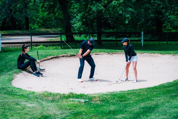 Golf Arena Bunker Técnica Juego Mujer Joven Practicando Tiros Bunker — Foto de Stock