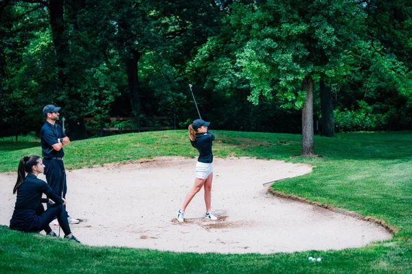 Lecciones Golf Mujer Joven Que Tiene Una Lección Golf Jugando —  Fotos de Stock
