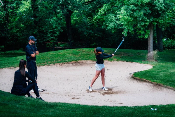 Lecciones Golf Mujer Joven Que Tiene Una Lección Golf Jugando —  Fotos de Stock