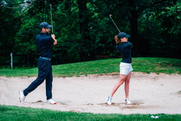Golf Arena Práctica Tiros Mujer Joven Teniendo Una Lección Con —  Fotos de Stock