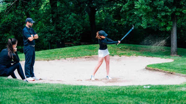 Golf Homok Gyakorlás Felvételek Fiatal Miután Leckét Golf Oktató — Stock Fotó