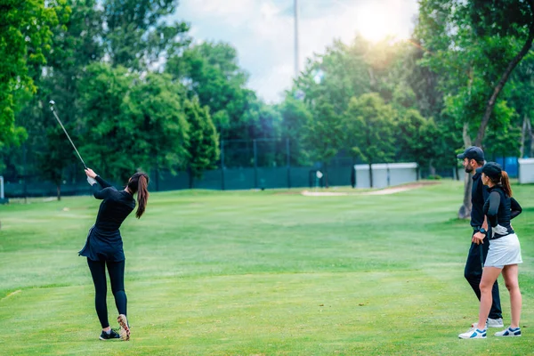 Hrát Golf Mladá Žena Hraje Golf Instruktorem Golfu — Stock fotografie